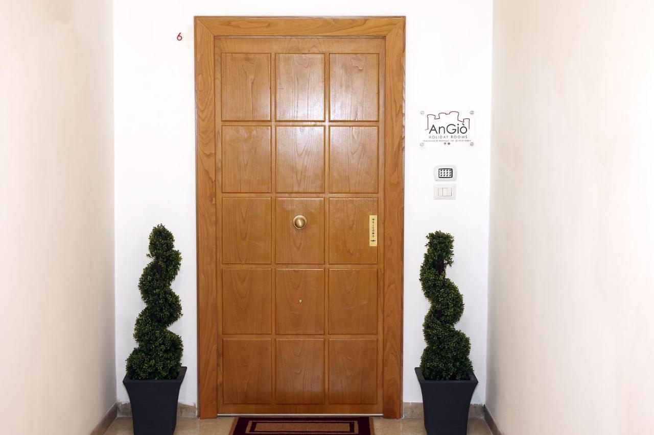 Angio Holiday Rooms เนเปิลส์ ภายนอก รูปภาพ