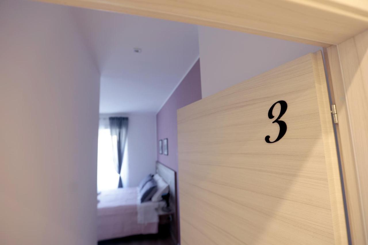 Angio Holiday Rooms เนเปิลส์ ภายนอก รูปภาพ